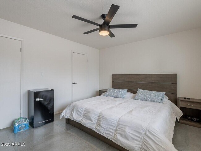 Building Photo - 5817 S Siesta Ln