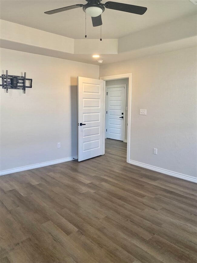 Building Photo - 210 Meadowlark Ln