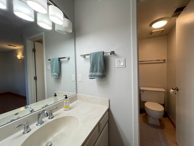 Building Photo - Furnished Oppenheimer Condo; Shorter Lease Options; Unit 212