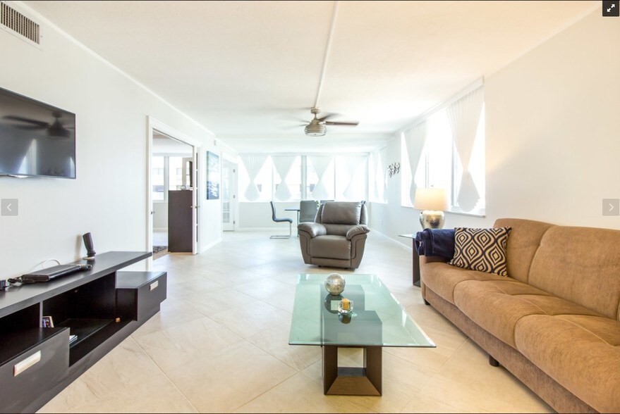 Building Photo - 3100 NE 49th St