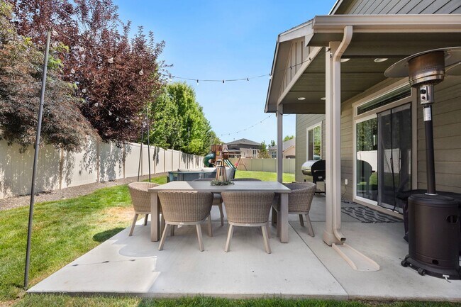 Building Photo - Stunning 5-Bedroom Family Home on a Corner...