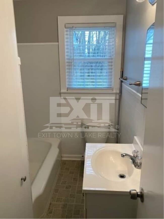 Building Photo - Close to Shopping, Hospital, Schools, Restaurants