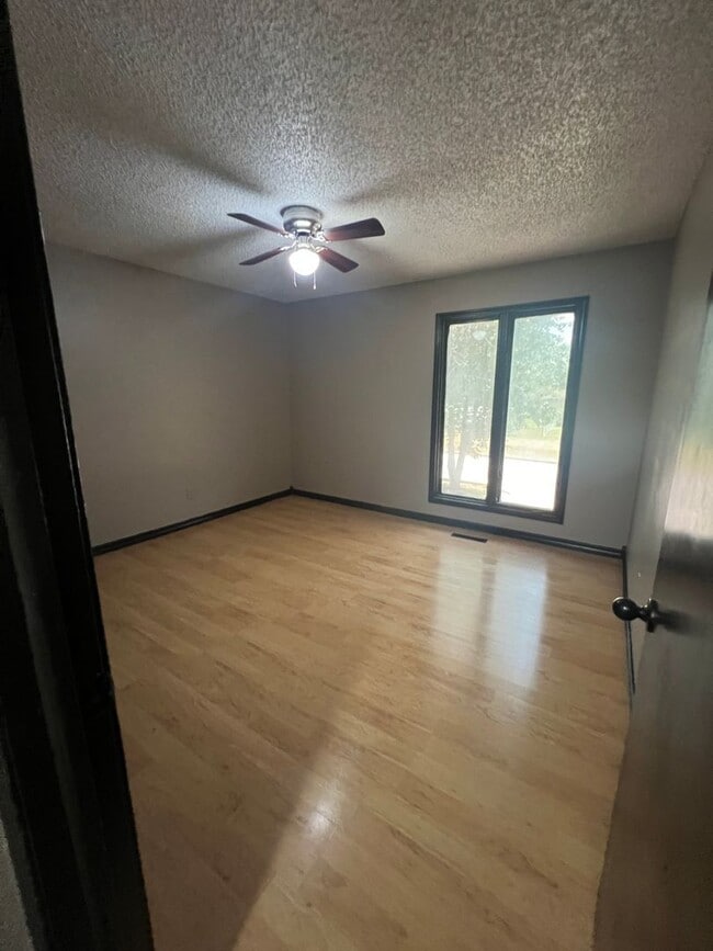 Building Photo - 4 bedroom/2 bath house