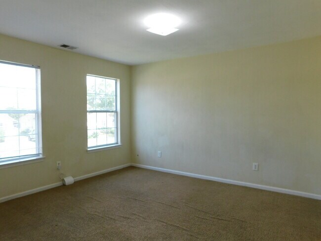 Building Photo - "Spacious 4-Bedroom Gem on Hughart Street with 2.5 Bathrooms and 2108 Sq. Ft. of Comfort!"