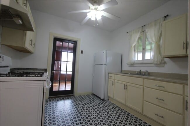 Building Photo - 7028 Glades Ave