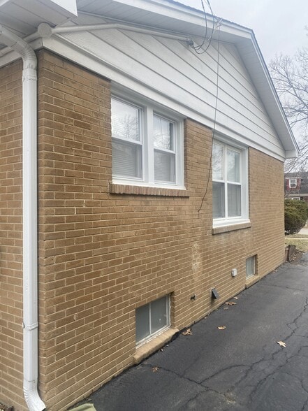 Side - 712 S Swain Ave