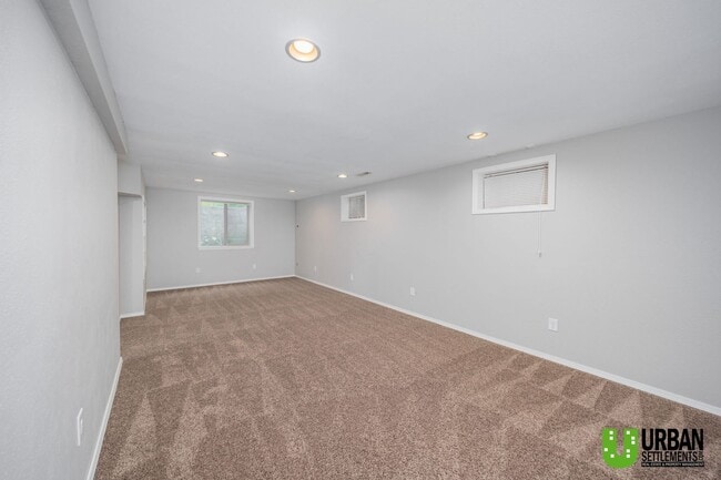 Building Photo - Spacious 4 bedroom and 3 bathroom house fo...