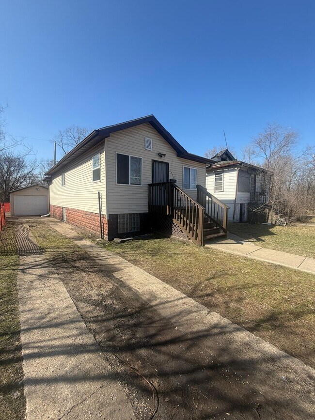 Building Photo - For rent - Spacious 3 Bed / 2 Bath Home