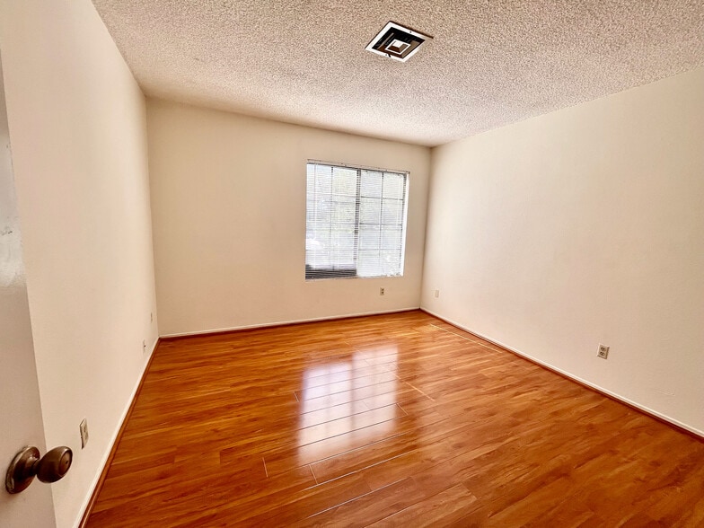 Building Photo - 4747 Nara Vista Way