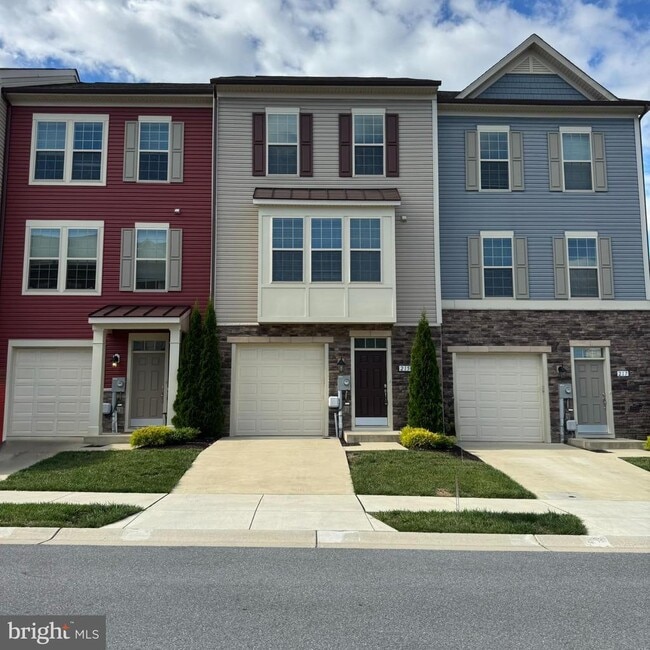 Building Photo - 215 Pomegranate Ln