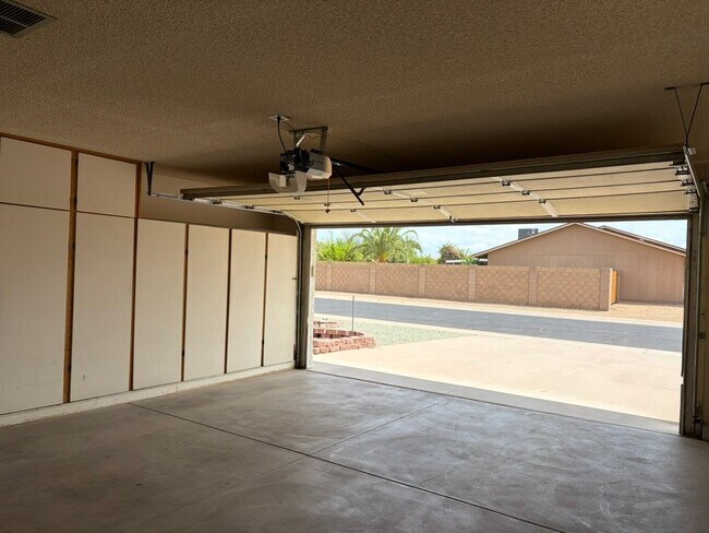 Building Photo - 20018 N Lakeforest Dr