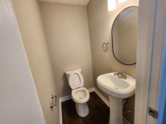 Building Photo - 3 Bedrooms 1.5 Baths Carport - Midtown