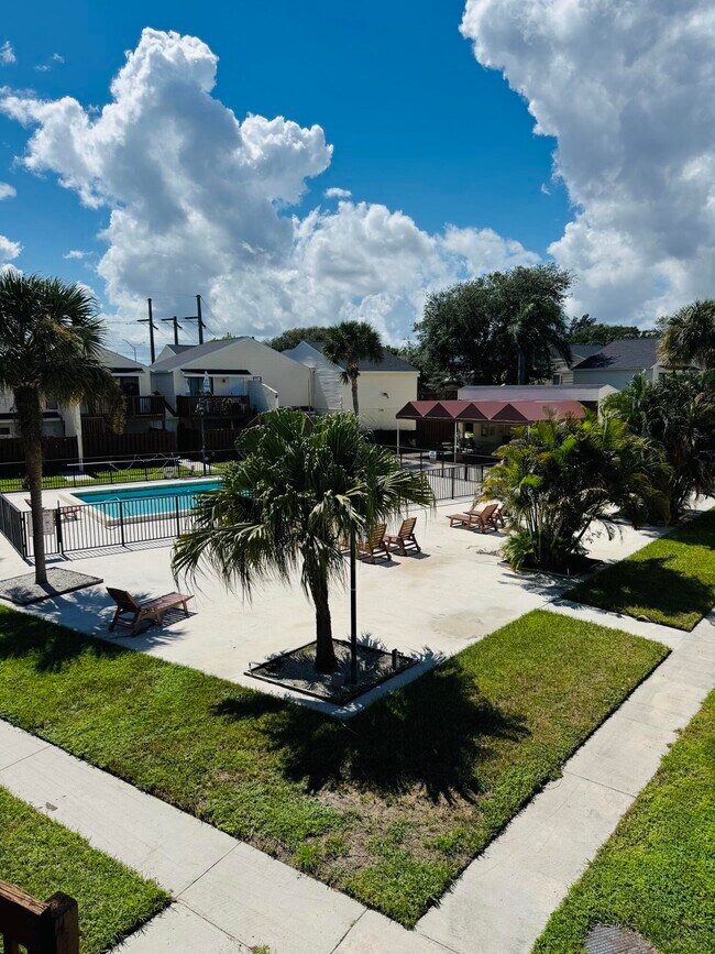 Building Photo - 643 Executive Center Dr