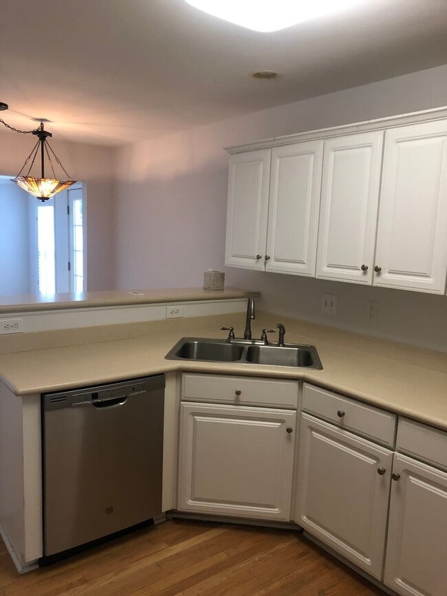 Building Photo - Greenville, 3BD/2.5 plus bonus, 1839SF