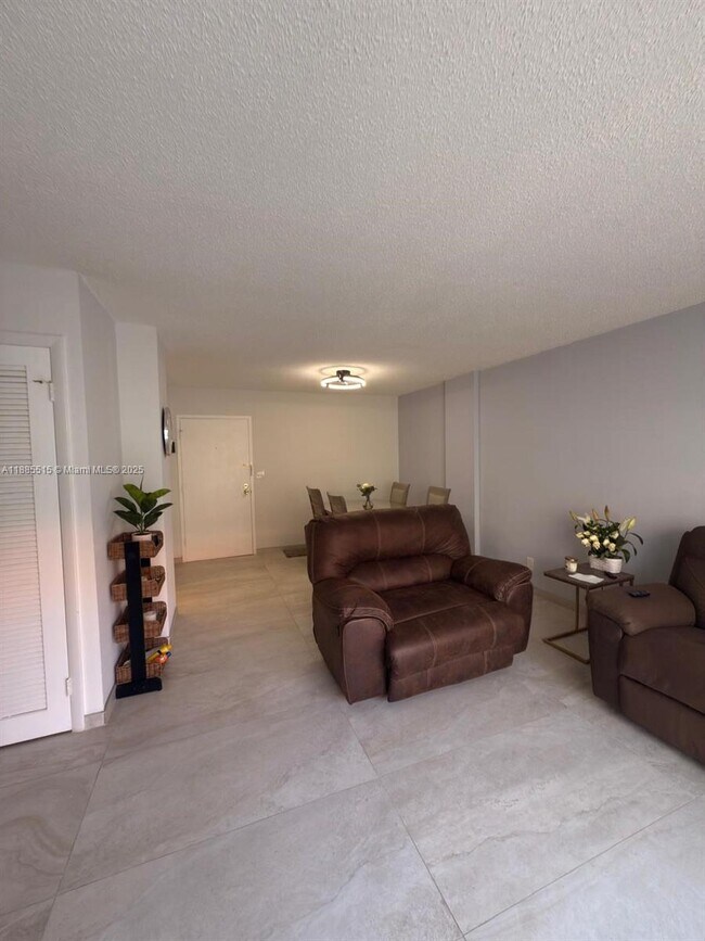 Building Photo - 3113 S Ocean Dr
