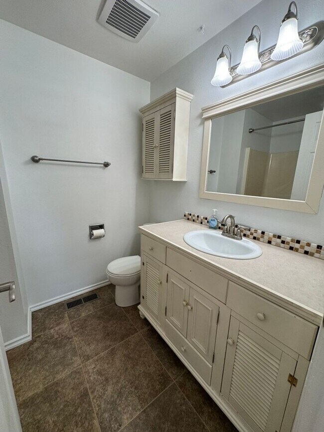 Building Photo - 4Bd/2.25Ba Kent House