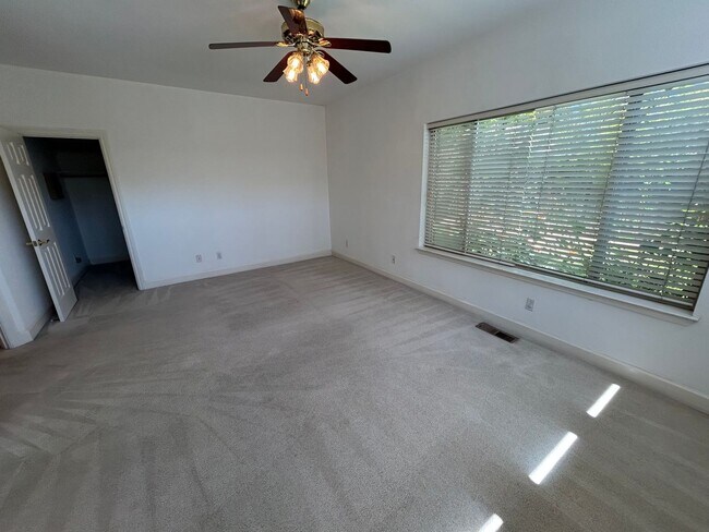 Building Photo - Great location! Beautiful 3 Bedroom Home