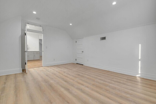 Building Photo - This spacious 1 bed, 1 bath apartment in a small, peaceful property in prime Lincoln Heights is n...