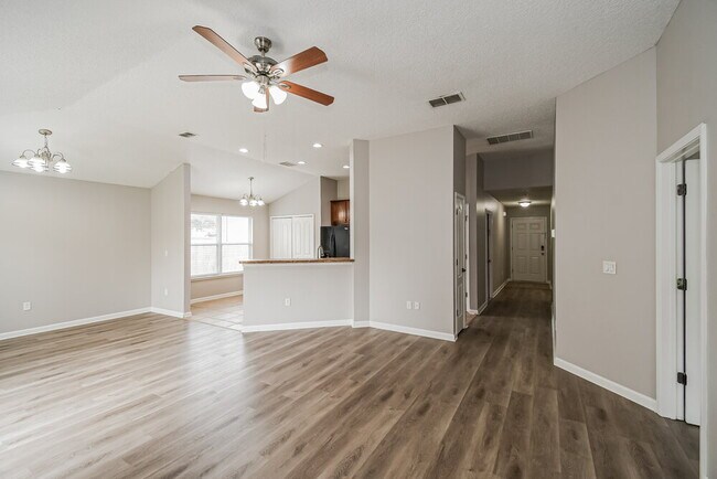 Building Photo - 3290 Silverado Cir