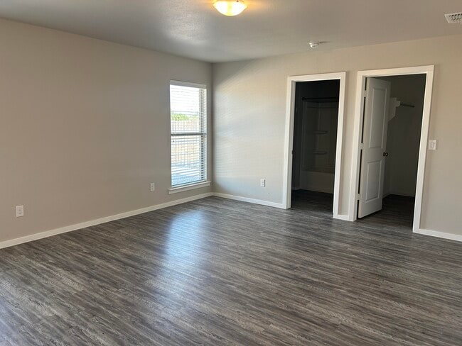 Building Photo - 2122 N Texas Ave