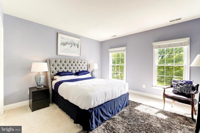 Building Photo - 2945 Oakton Knoll Ct