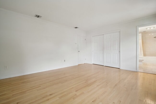 Building Photo - 611 Grove St