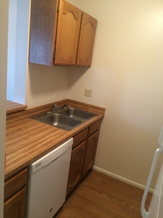 Building Photo - Very Nice 1 bed 2 bath with community pool.