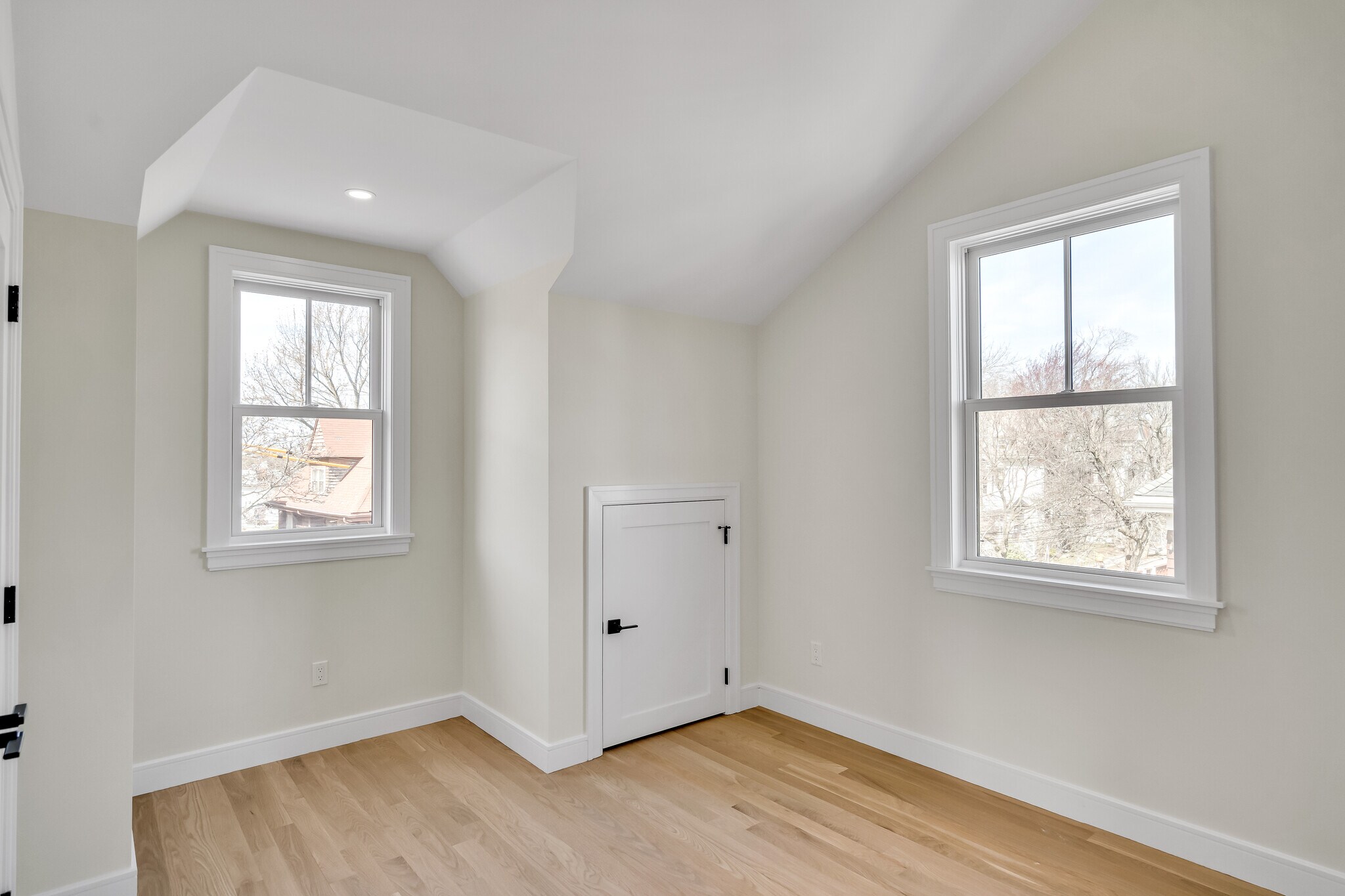 Building Photo - 77 Thorndike St