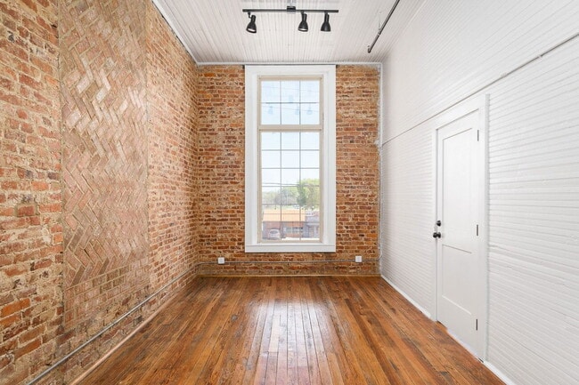 Building Photo - 1403 Huntsville Rd