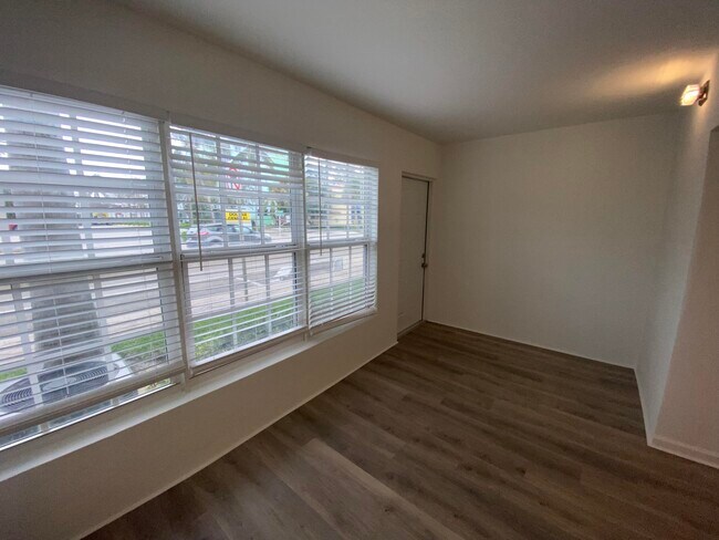 Building Photo - 102 N Lakeside Dr