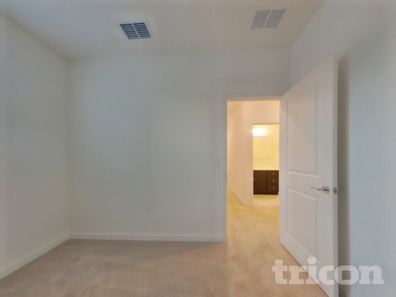 Building Photo - 2054 Delta Vw Ave