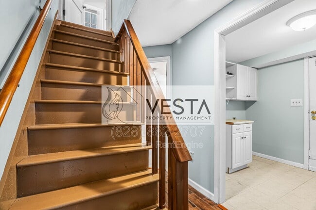 Building Photo - 18 Canterbury Rd