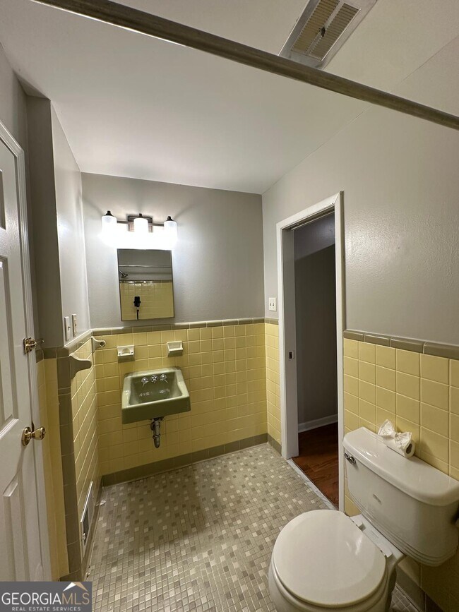 Building Photo - 115 Peyton Rd SW