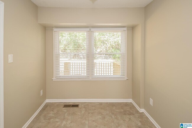 Building Photo - 720 Country View Terrace