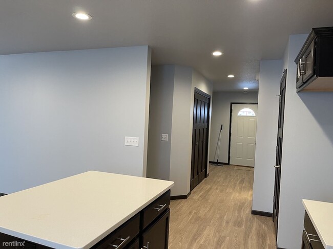 Building Photo - 4 br, 2.5 bath Townhome - Ringbaum Townhomes