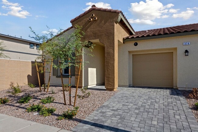 Building Photo - Spacious Single Level with Stunning Mounta...
