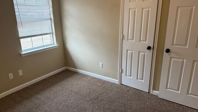 Building Photo - RATE DROP ALERT (was $1950/month) and MOVE-IN SPECIAL: 1st FULL MONTH'S RENT FREE!**