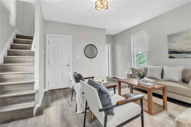 Building Photo - 305 1/2 E Lutton St