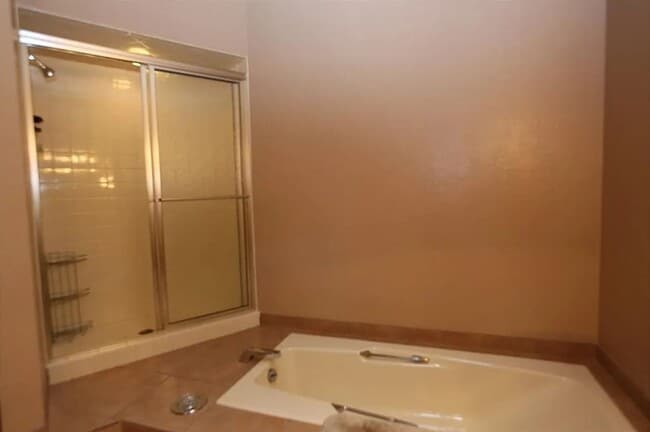 Building Photo - Massive 4 Bedroom 3 bath home