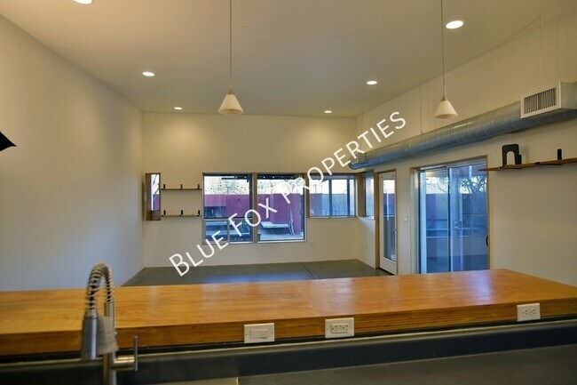 Building Photo - 1150 E 15th St