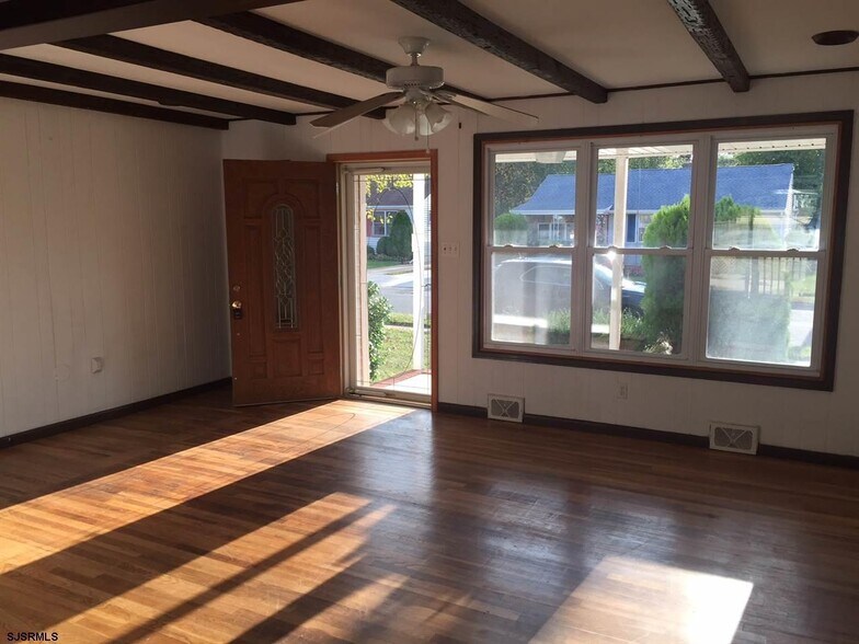 Building Photo - 11 Forrest Dr