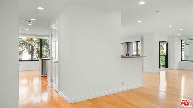 Building Photo - 10724 Wilshire Blvd