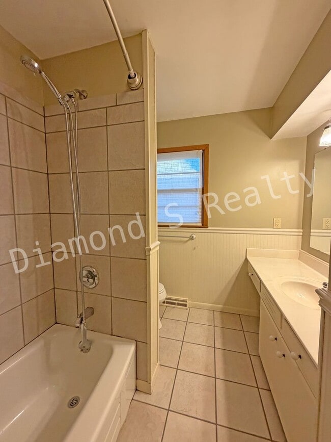 Building Photo - Southeast Springfield 3 Bedroom Home Avail...