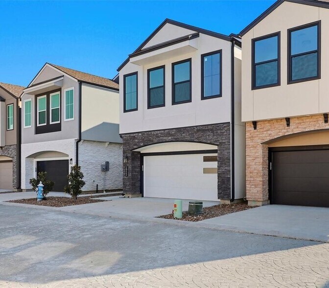 Building Photo - 2921 El Fenice Ln