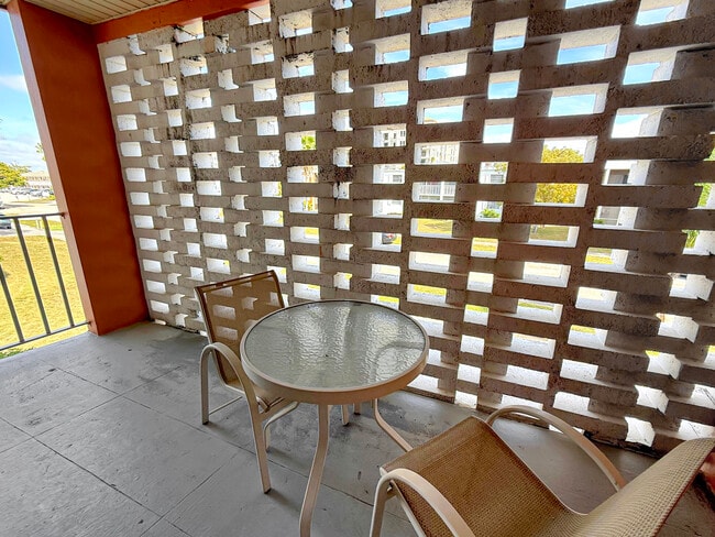 Building Photo - 1500 Crescent Cir