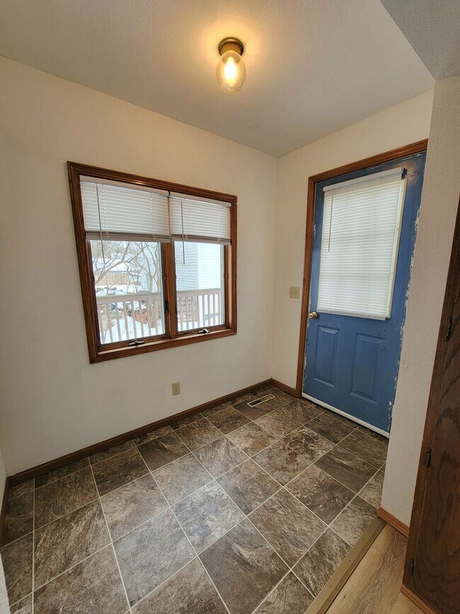 Building Photo - 322 1/2-316-312 W Columbia St