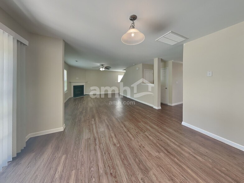 Building Photo - 211 Lindpoint Ln