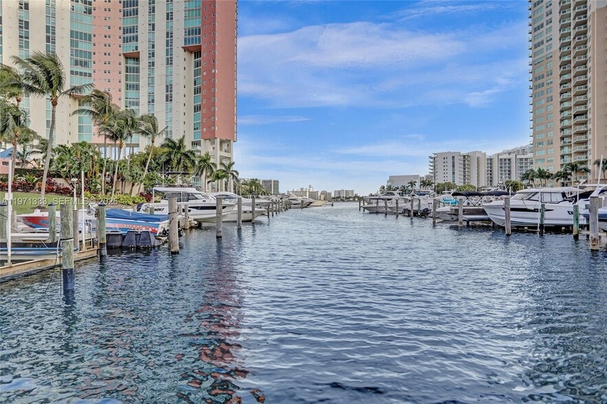 Building Photo - 3370 Hidden Bay Dr