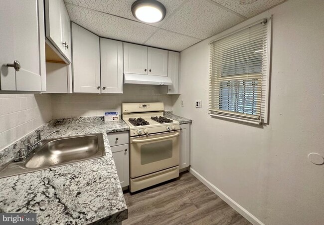 Building Photo - 28 Park Ln