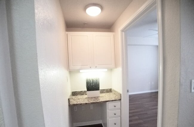 Building Photo - Beautiful 1/1 Pool View Condo x Rent @ Upt...